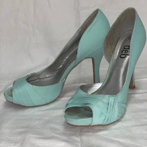 Wide width formal heel